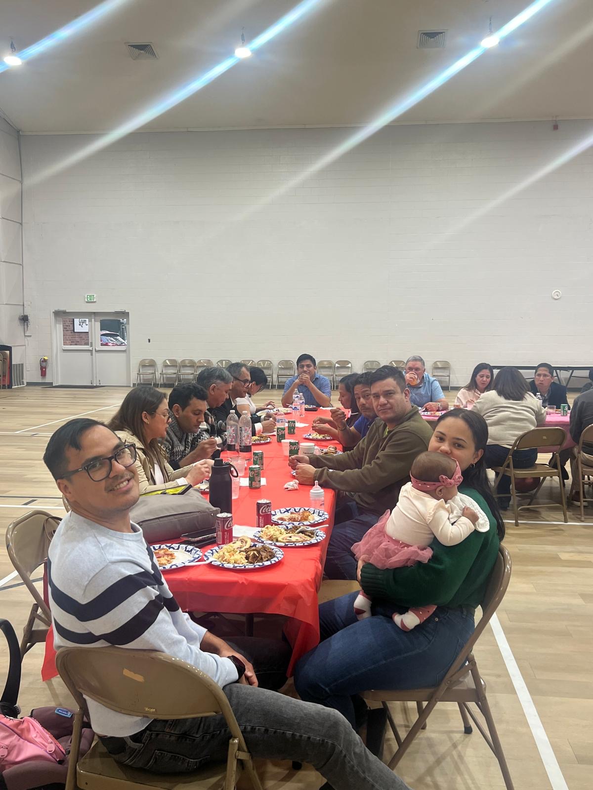 Familias de Iglesia Bautista 119 compartiendo juntas